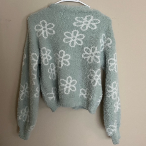 Comfy sweater with white flowers! - Picture 3 of 4